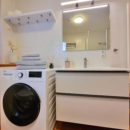 Modernes Mit Grosser Kueche, Terrasse & Garten *