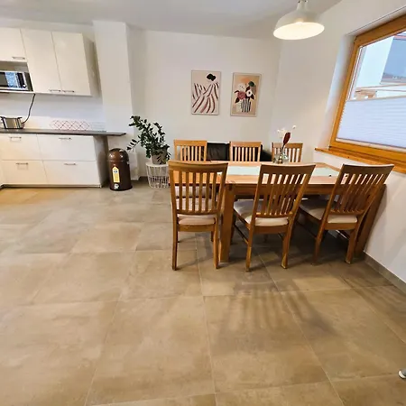 Modernes Mit Grosser Kueche, Terrasse & Garten