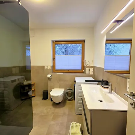 Modernes Mit Grosser Kueche, Terrasse & Garten