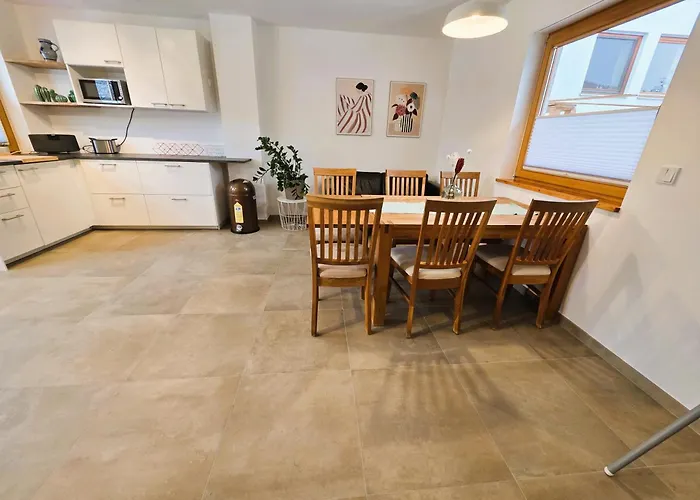 Modernes Mit Grosser Kueche, Terrasse & Garten